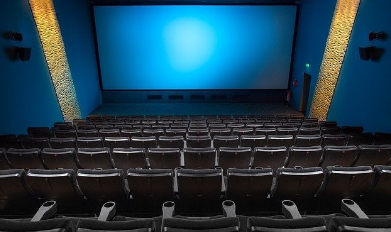 Salle de cinéma avec un écran géant devant