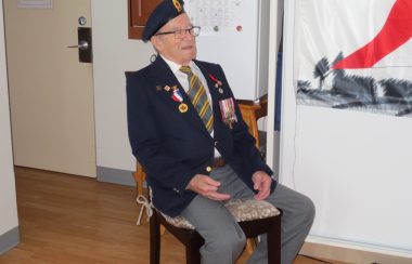 vétéran en uniforme assis sur une chaise