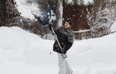 Enfant qui pelte de la neige