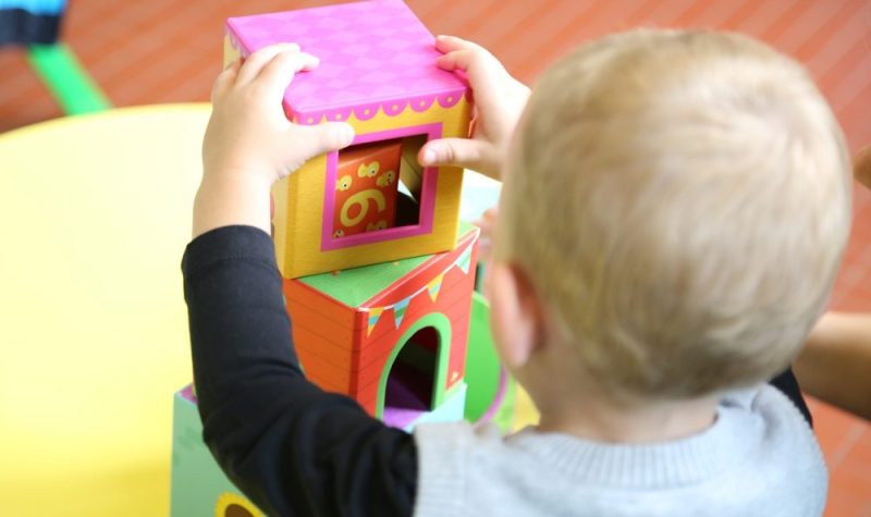 Un jeune enfant jouant à des blocs dans une garderie