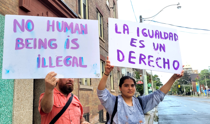 Carteles que se exhibieron en una de las marchas convocadas a favor del Status For All. Septiembre de 2022 - Toronto | Daniela León
