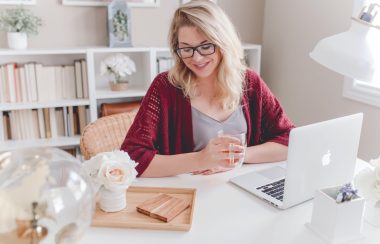 Une femme travaille devant un ordinateur