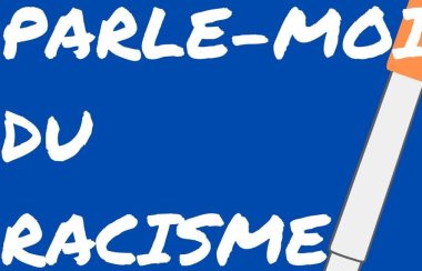Une affiche qui dit « Parle-moi du racisme » avec un stylo au fond.