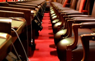 Les sièges et le plancher rouge du parlement canadien.