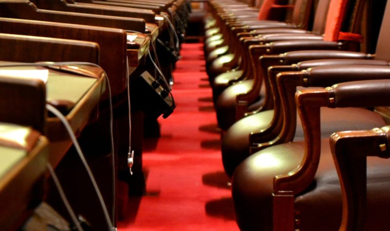 Les sièges et le plancher rouge du parlement canadien.