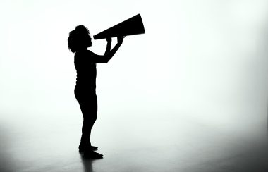 Une femme tenant un mégaphone