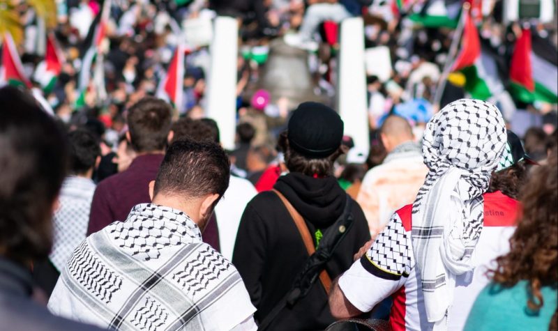 des gens qui manifestent