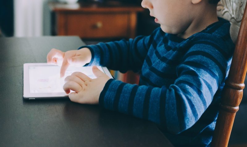 enfant devant une tablette