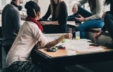 jeunes qui étudient