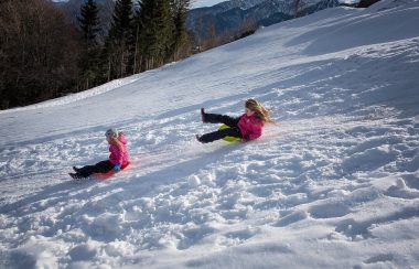 Deux jeunes filles en luge