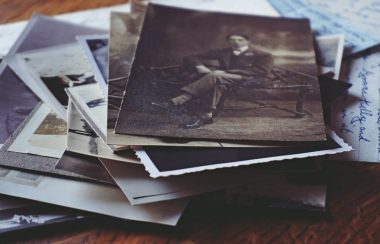 Des photos anciennes sur une table.