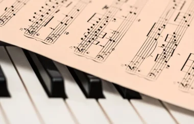 Une feuille de notes de musique sur un piano.