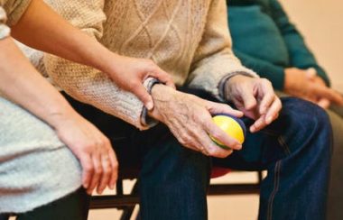 Des aînés se tenant par les poignets