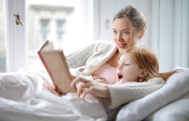 Mère et enfant qui lisent un livre.