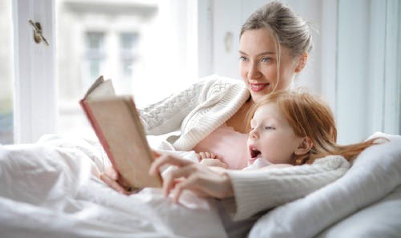 Mère et enfant qui lisent un livre.