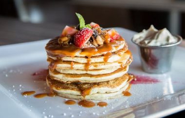 Des crêpes décorées avec des fraises et du chocolat.