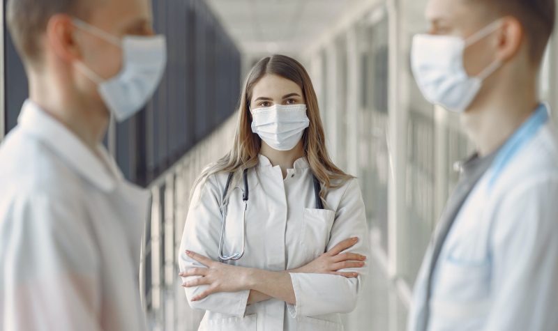 Une jeune infirmière se tient debout les bras croisés