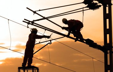 Deux électriciens travaillant sur les lignes