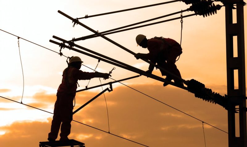 Deux électriciens travaillant sur les lignes