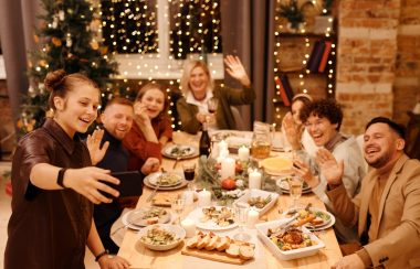 Une famille à la table à Noël