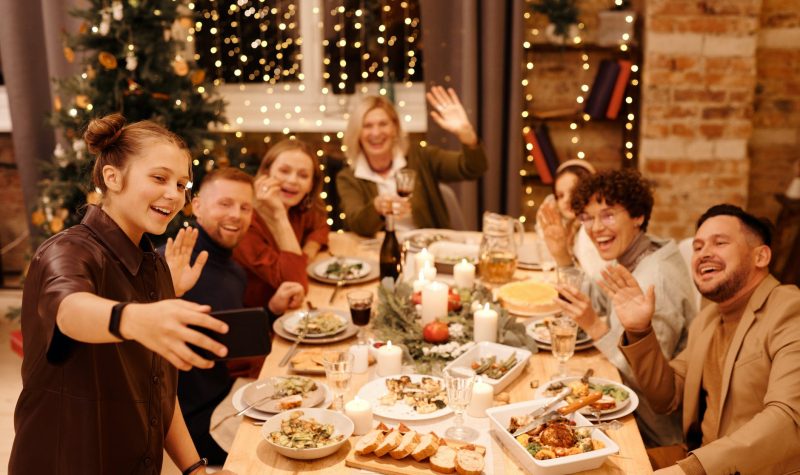 Une famille à la table à Noël