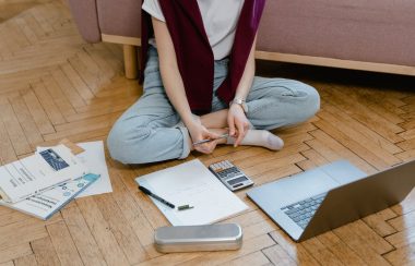 Une jeune adolescente en train d'étudier