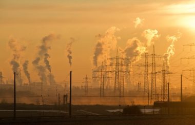 La fumé s'évacuant dans l'air, et un ciel orange