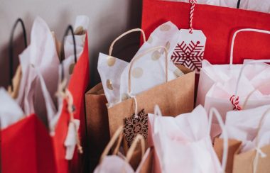 Des sacs cadeaux de Noêl, rouge et brun.