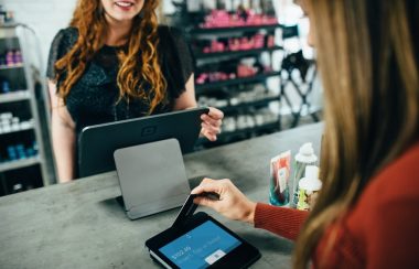 Une femme achetant un produit à la caisse