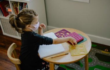 Une jeune fille faisant une activité à une table