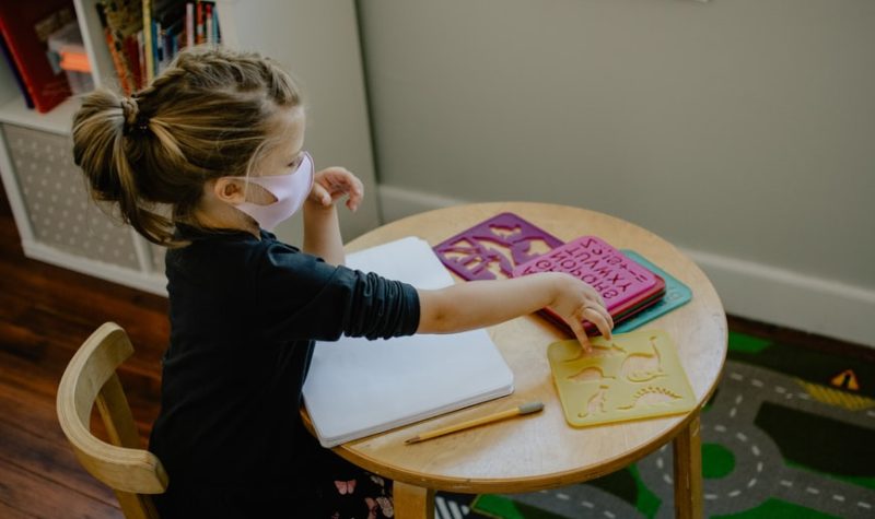 Une jeune fille faisant une activité à une table