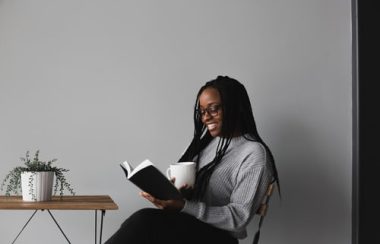 Une jeune femme lisant un livre