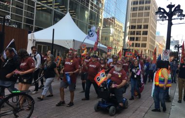 des personnes marchent dans les rues d'Ottawa