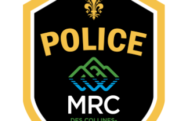 The logo of the MRC des Collines Police, with green and blue logo on a black badge.