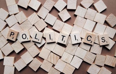 «Politics» écrit sur des carrés en bois de type scrabble