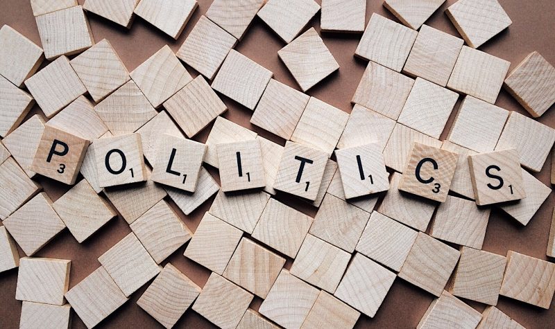 «Politics» écrit sur des carrés en bois de type scrabble