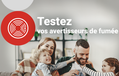 Photo d'une famille de 4 riant et un rappel de tester les détecteurs de fumée