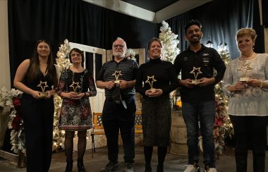 Six personnes tiennent chacun leur prix dans ses mains, lors d'un gala de reconnaissance des bénévoles au Palais Centre-Ville de Saint-Quentin