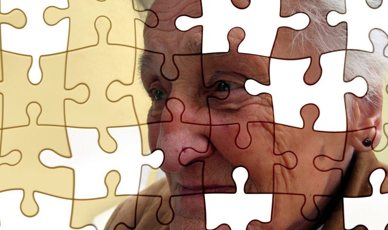 un puzzle avec le visage dun senior