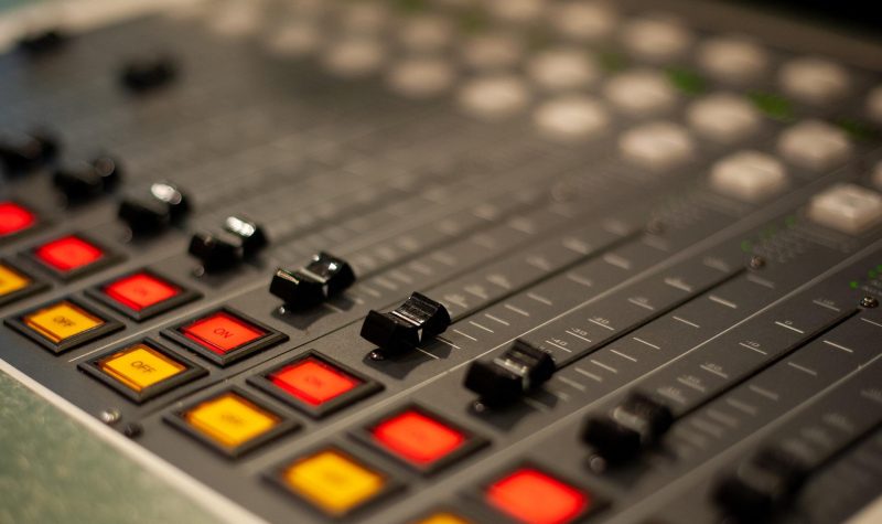 console de mixage radio, on vois les boutons jaune et rouge ainsi que le curseur de volume des différentes voies.