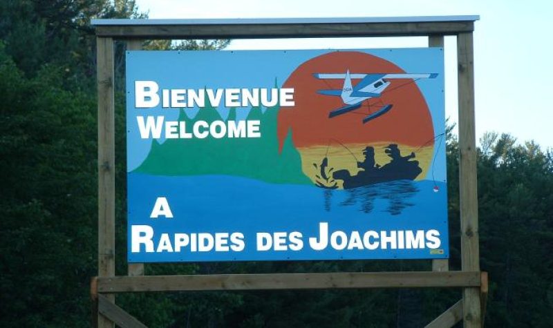 The entrance sign for Rapides-des-Joachims, featuring a float plane.