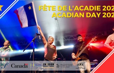 Affiche de l'évenement, on peut voir le groupe reveil sur scene dans un eclairage bleu blanc rouge et jaune. il est indiqué Fête de l'Acadie 2023 en Francais et en Anglais.