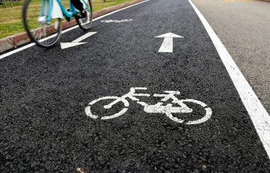 piste cyclable vue du sol avec roue de vélo