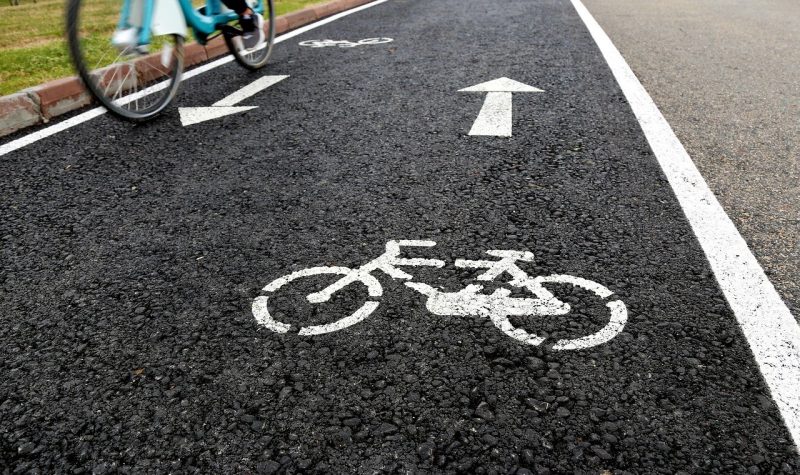 piste cyclable vue du sol avec roue de vélo