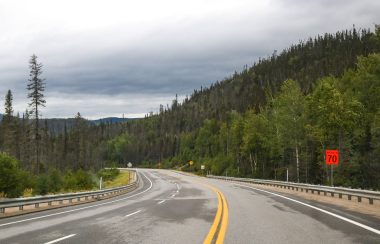 route en forêt près d'une zone de construction