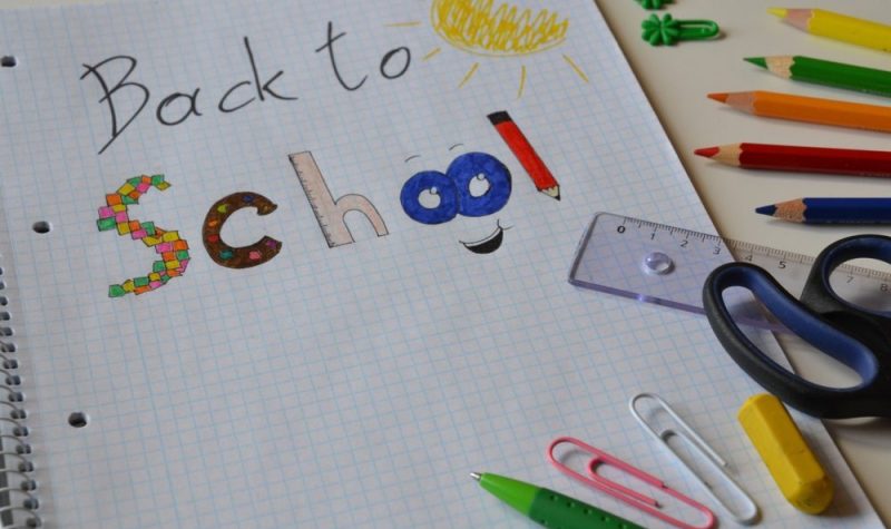 back to school écrit sur un cahier avec des affaires d'école sur le côté