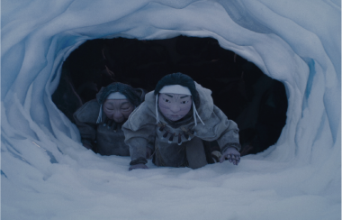Des personnages dessinés inuits sortent, l'air déterminés, d'un tunnel de neige