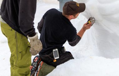 Deux hommes sculptant dans la neige