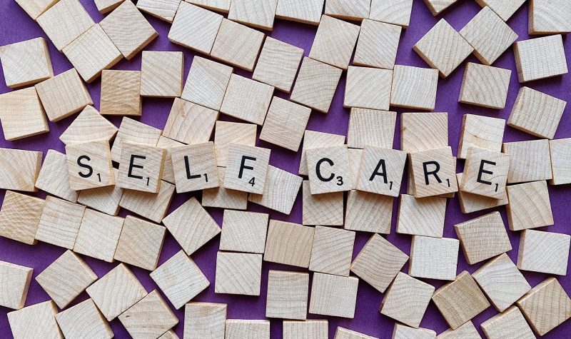 Un jeu de scrabble avec marqué self care