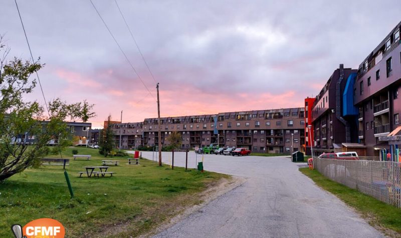 Rue menant au mur-écran de Fermont avec à gauche un parc.